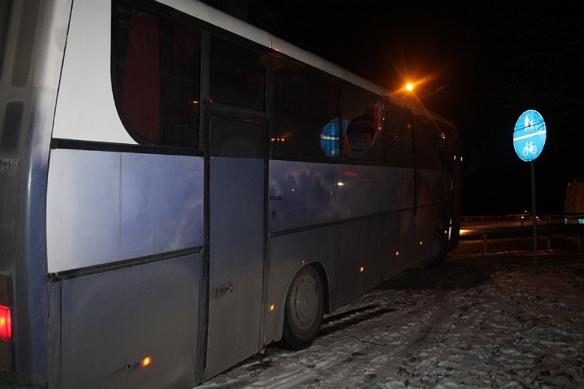 Kierowca autobusu wjechał w barierki na obwodnicy Legnicy [ZDJĘCIA]