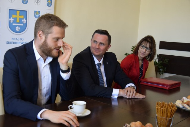 Skierniewice odwiedził Janusz Cieszyński podsekretarz stanu w Ministerstwie Zdrowia (z lewej). Monitorował przebieg programu pilotażowego, poprzedzającego wdrożenie e-recept. Urzędnik przyjęty został przez prezydenta Krzysztofa Jażdżyka.