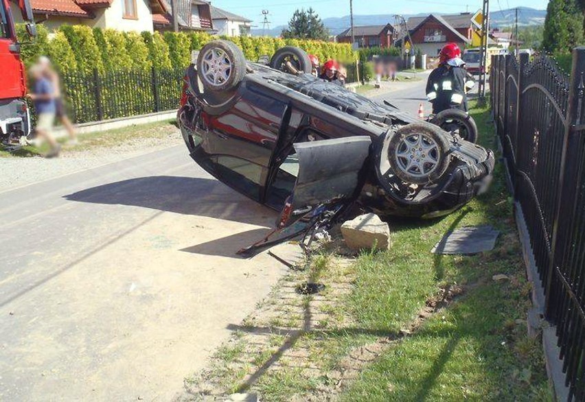 Nowy Sącz: mercedes stanął kołami do góry [ZDJĘCIA]