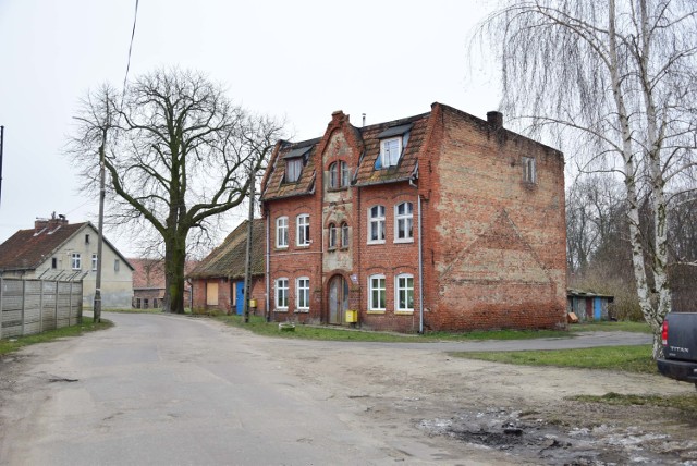 Budynek socjalny ma powstać na tyłach istniejących domów.