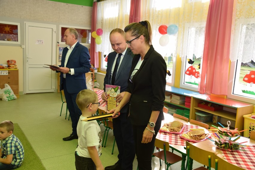 Przedszkolaki dzisiaj mają swoje święto. W Miejskim Przedszkolu nr 4 odbyło się pasowanie na ... przedszkolaka