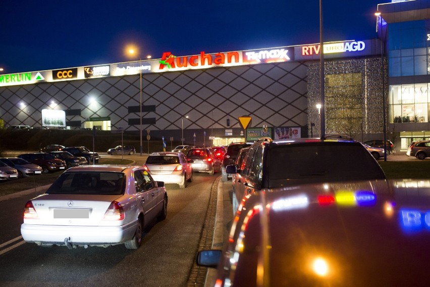 Szał poświątecznych wyprzedaży w Krakowie. Zatłoczone parkingi i tłumy w galeriach [ZDJĘCIA]