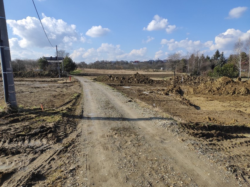 Mamy zdjęcia z placu budowy nowej drogi wojewódzkiej, która powstaje w Jaśle. Ponad 2 kilometry ma kosztować około 24 mln zł [ZDJĘCIA]