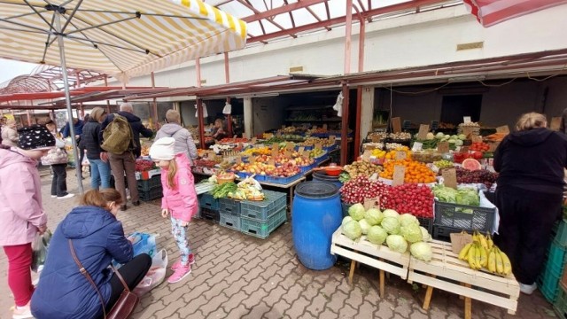 Sobotnie przedpołudnie wielu radomian poświęciło na zakupy na targu Korej w Radomiu.