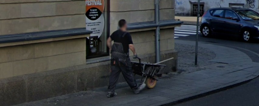 Mieszkańcy Katowic przyłapani na letnich zdjęciach z Google Street View. Poznajesz miejsca i ludzi? Sprawdź