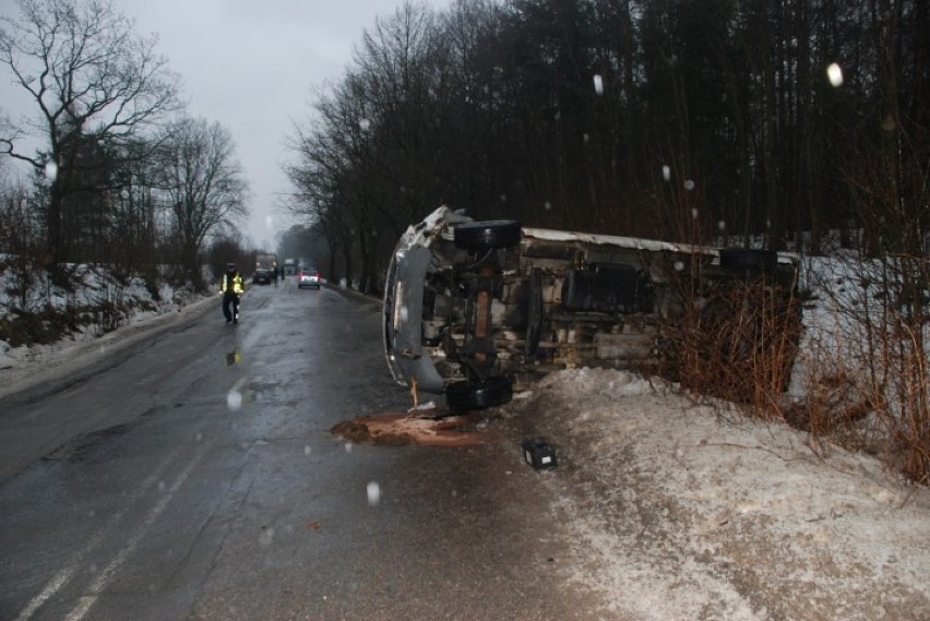 Borowina: Mercedes uderzył w drzewo i wpadł do rowu. Trzy osoby ranne