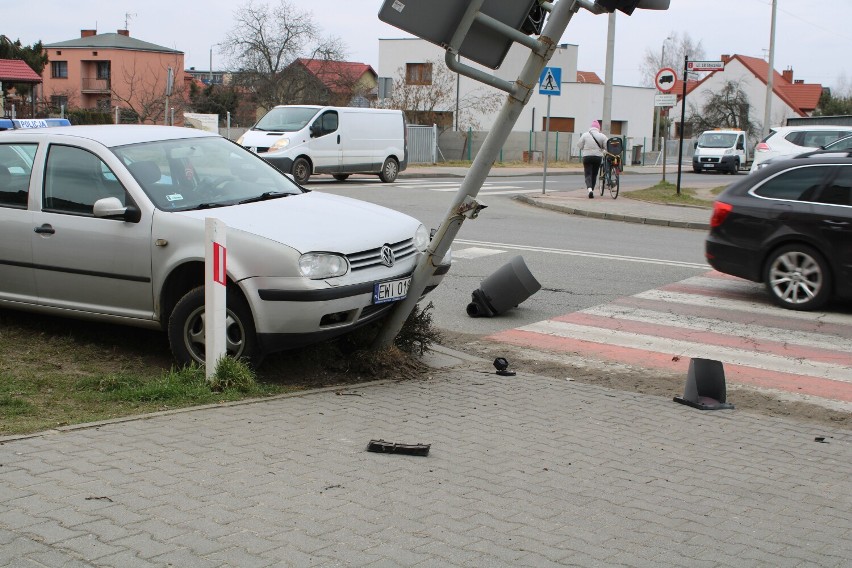 Miał blisko 2,5 promila i jechał z dzieckiem. Uderzył w sygnalizację na 18 Stycznia w Wieluniu