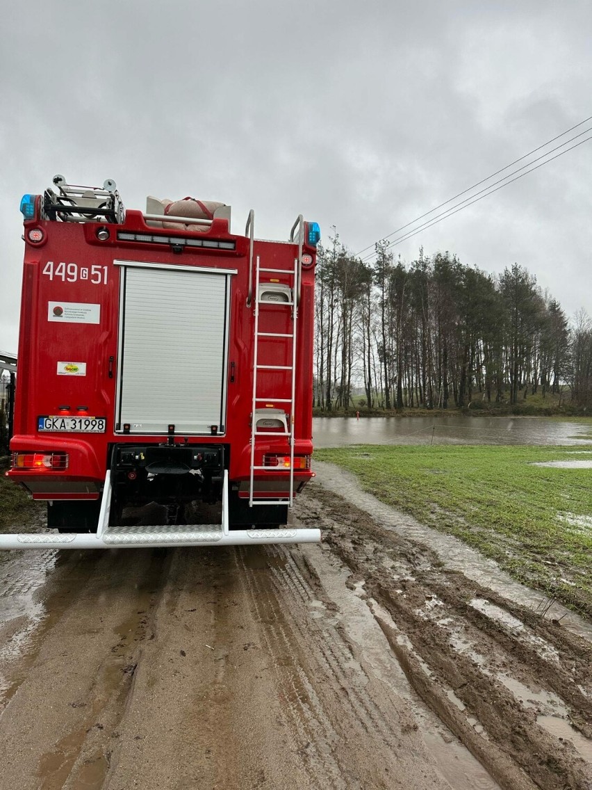 Strażacy w Kartuskiem walczą ze skutkami ulew