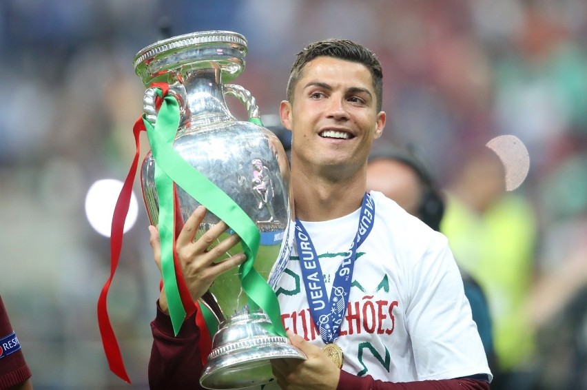 2016: Ronaldo z trofeum za mistrzostwo Europy