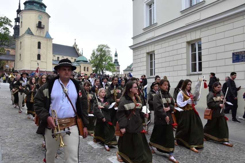 3 Maja w Kielcach. Żołnierze, harcerze i tłum wiernych na mszy świętej w katedrze i na uroczystym marszu [ZDJĘCIA]