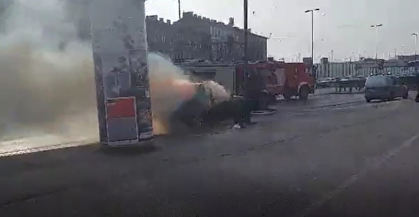 Pożar samochodu w centrum Krakowa. Interweniowała straż pożarna. Mamy nagranie