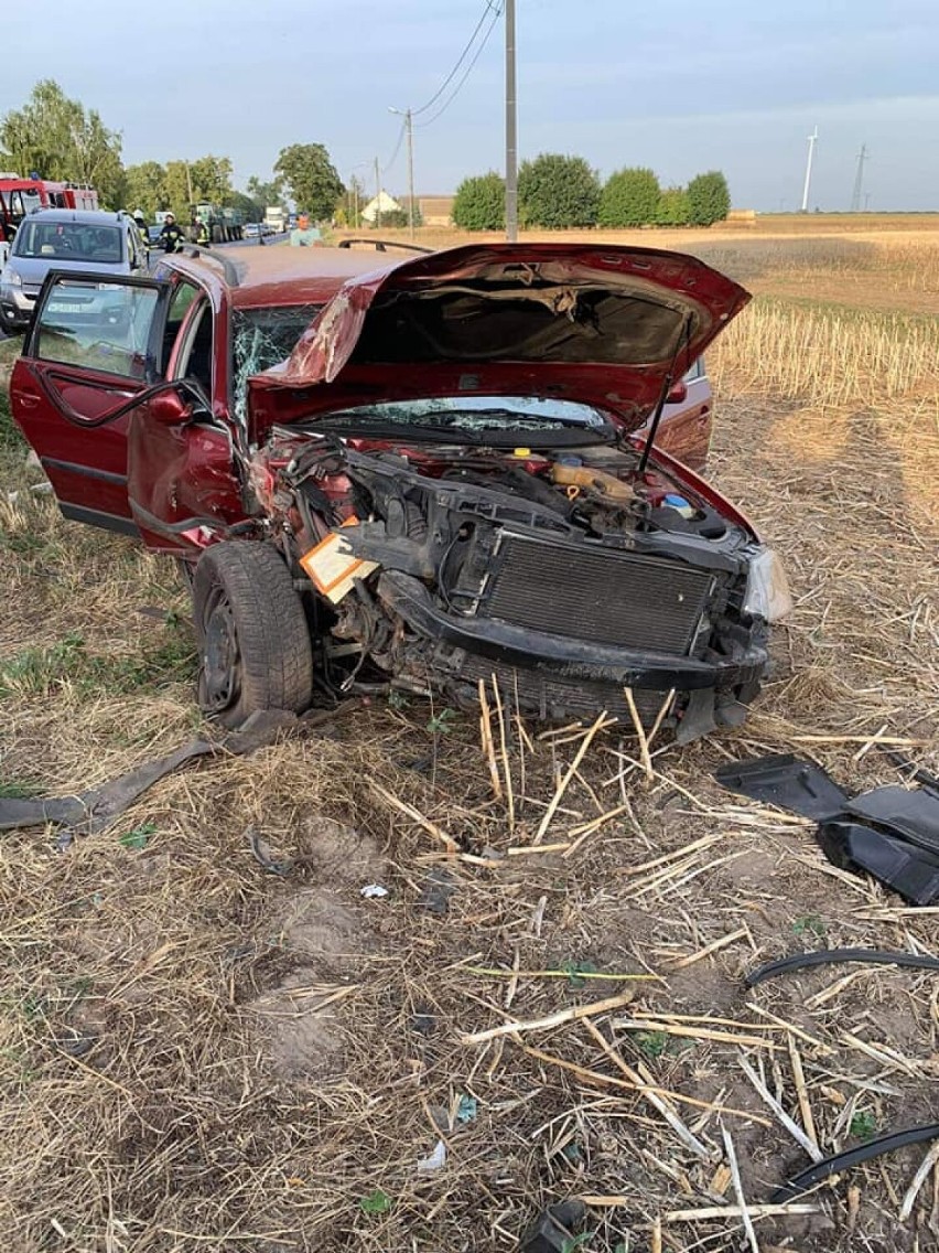 Przerażający wypadek. Samochód wbił się w drzewo. Sprawcą był kierowca BMW [ZDJĘCIA]