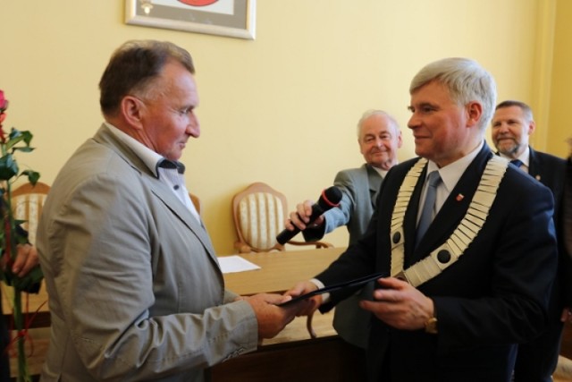 Nagrodę z rąk prezydenta Krosna odbiera Wacław Katan
