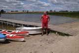 Kąpielisko w Kłecku: nad naszym bezpieczeństwem czuwa ratownik WOPR z wieloletnim doświadczeniem. Jakie ma rady dla nas?