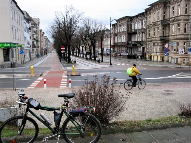 Dawna wysepka tramwajowa, jako krańcowy przystanek linii czerwonej i zielonej, znajdowała się na przydworcowym placu naprzeciw środka Al. Wojska Polskiego