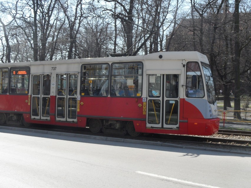 "15" od strony Katowic kursuje teraz do Pętli Będzińskiej w...