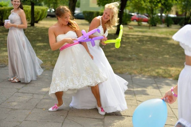 Joanna Czerniak i Magda Krajewska w sierpniu 2015 roku razem z innymi kobietami z Bydgoszczy i okolic wskoczyły w suknie ślubne i pomagały zbierać pieniądze na leczenie 5-letniej Weroniki.