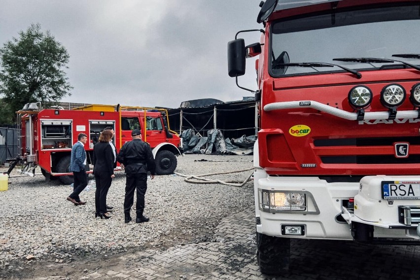 Pożar w Sanoku. Wojewoda podkarpacki Ewa Leniart: właściciel firmy Ciarko zamierza nadal rozwijać produkcję [ZDJĘCIA]