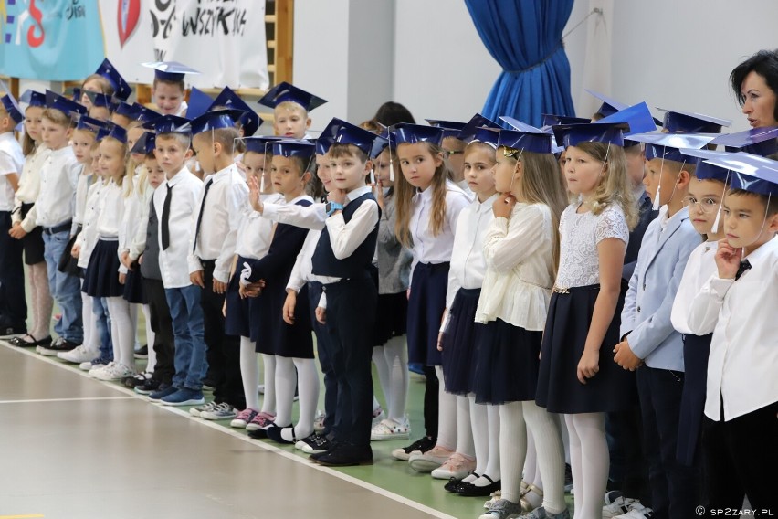Oficjalnie zostali uczniami Szkoły Podstawowej nr 2 w Żarach. Pierwszaki uroczyście pasowani tradycyjnym ołówkiem