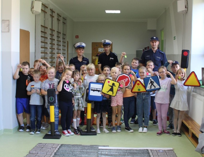 Policjanci odwiedzili szkoły w Bieniądziach, Rudzie i Wydrzynie[foto]