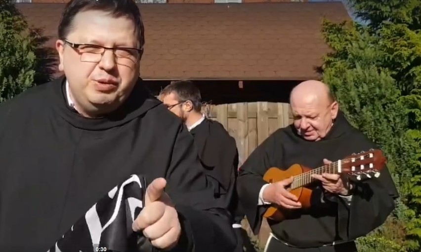 Szaliki i śpiew-franciszkanie radowali się zmartwychwstaniem Chrystusa [ZDJĘCIA, WIDEO]