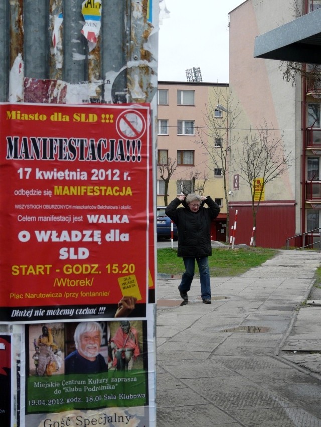 W miejscu oryginalnych plakatów zawisły podróbki