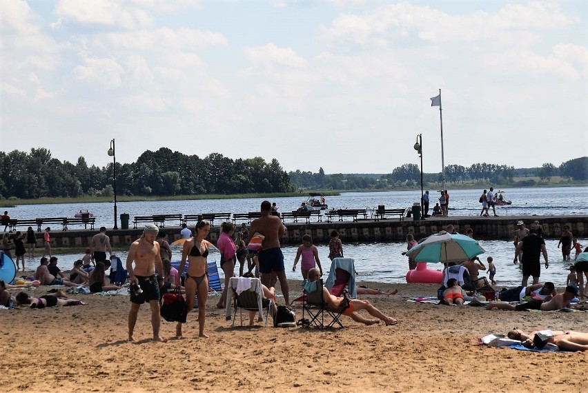 Powspominajmy upalne dni minionych wakacji. Gorąca skorzęcińska plaża na zdjęciach!