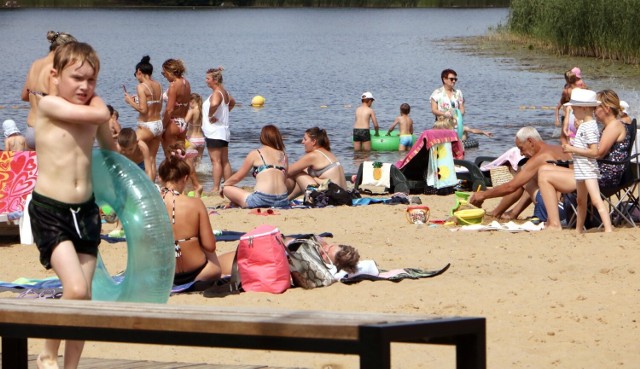 Upalne lato daje się we znaki ale grudziądzanie mają do dyspozycji również nad Jeziorem Tarpińskim plażę miejską na której nie pobiera się opłat za wstęp a kąpielisko jest w pełni strzeżone przez ratowników.