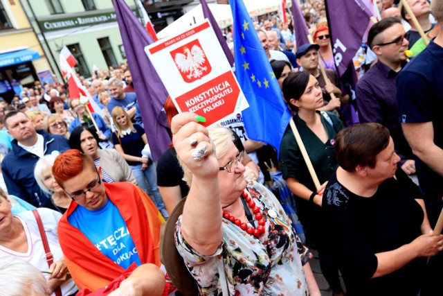 Mieszkańcy naszego regionu po raz kolejny protestowali przeciwko zmianom, jakie proponuje Prawo i Sprawiedliwość. Dotyczą one ustawy o Sądzie Najwyższym. W centrach miast pojawiły się tłumy. Pikietowali m.in. mieszkańcy Bydgoszczy i Torunia. 

>> Najświeższe informacje z regionu, zdjęcia, wideo tylko na www.pomorska.pl 