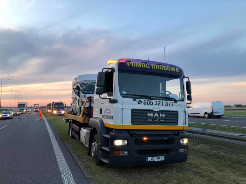 Kolejny wypadek na autostradzie A1 pod Włocławkiem. Dachowanie renaulta [zdjęcia, wideo]