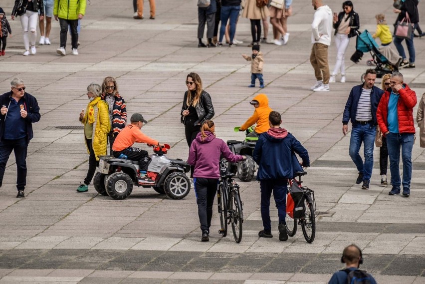 Ostatni majowy weekend w Sopocie - tłumy spacerowiczów w...