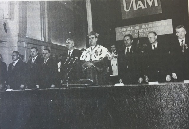 Edward Gierek w UAM podczas inauguracji roku akademickiego 1 X 1977 r. (stoi obok rektora Benona Miśkiewicza).