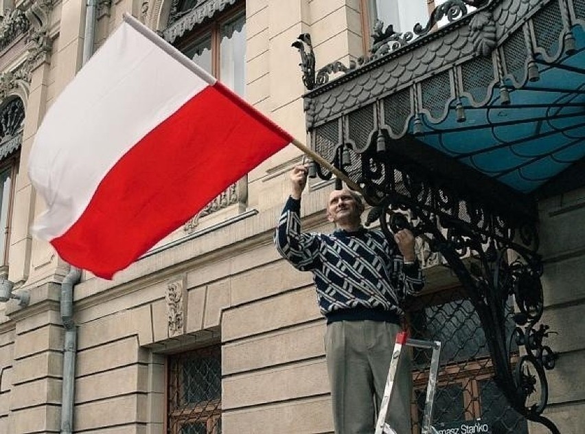 Flaga powinna być zamocowana wyłącznie na drzewcu, a nie -...