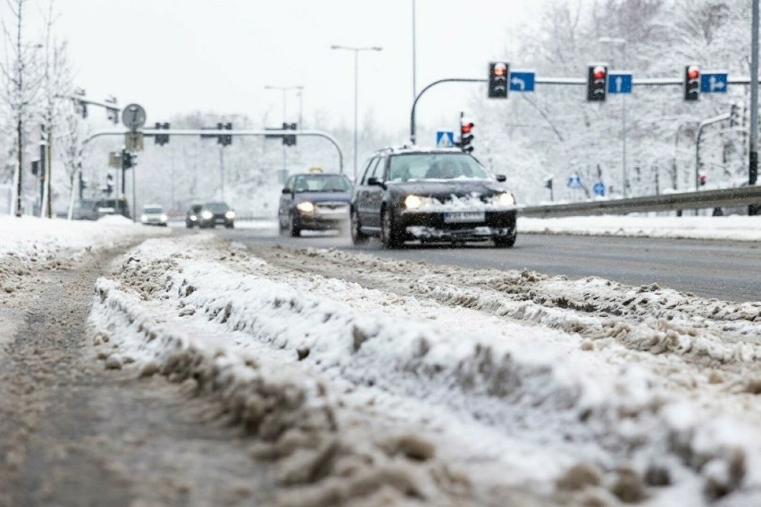 Na drogach błoto pośniegowe i lokalna śliskość. Na Pomorzu...