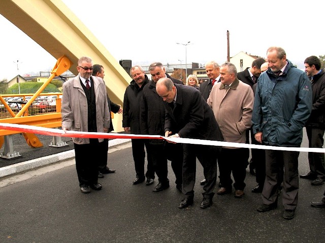 Otwarcia mostu dokonali przedstawiciele samorządów gminnego i powiatowego oraz firmy Żywiec Zdrój. Obecny był też wicewojewoda śląski (przecina wstęgę).&#8233;