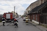 Wiatr zerwał dach drewnianego budynku przy ul. Okrzei w Skierniewicach. Interweniowali strażacy [ZDJĘCIA]