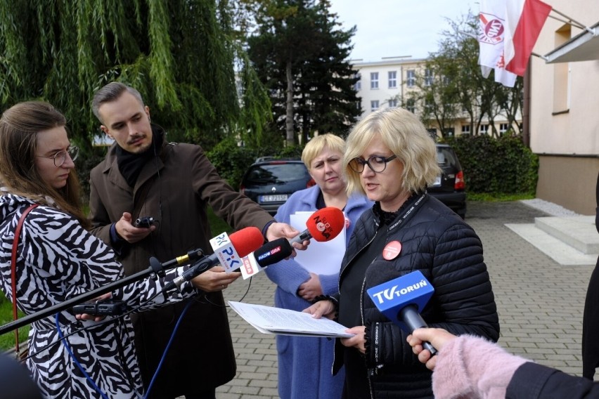 Konferencja nauczycieli przed siedzibą toruńskiego ZNP