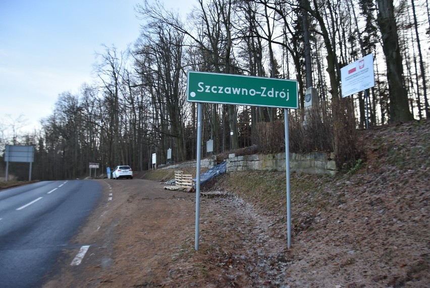 W Szczawnie-Zdroju zagospodarowują teren przy pomniku Ułanów...