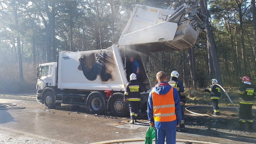 Pożar śmieciarki w Helu, marzec 2018
