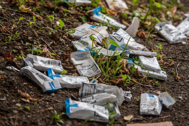 Widok na przejście obok nieczynnego pubu od strony ulicy Chodkiewicza. Nawet z daleka widać, że to miejsce jest zaśmiecone i zaniedbane. Na dodatek traktowane jako szalet na powietrzu.