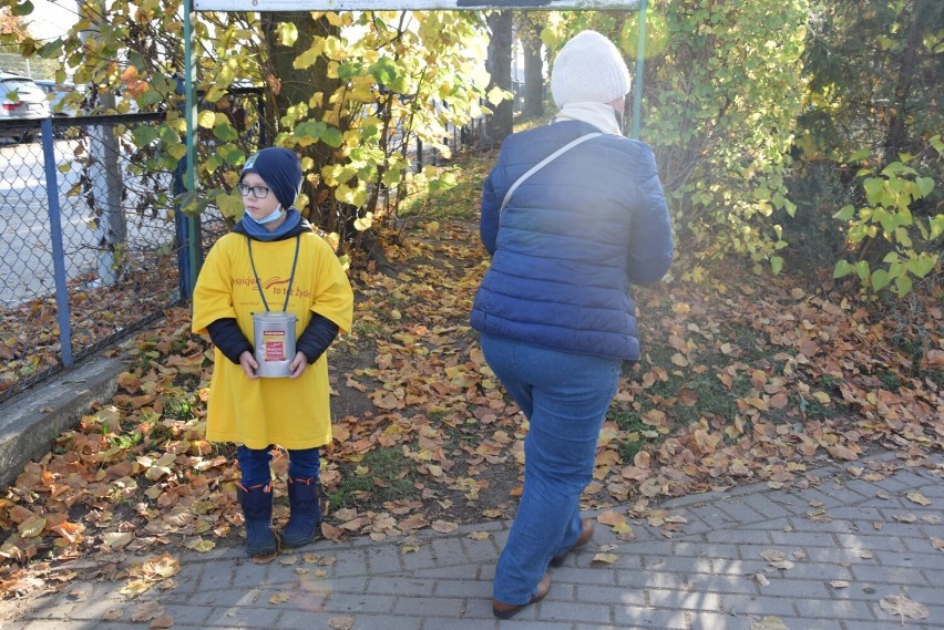 Kwestują na rzecz hospicjum na cmentarzach w Pruszczu Gdańskim. Pomagają tym, którzy mają ostatnie dni życia