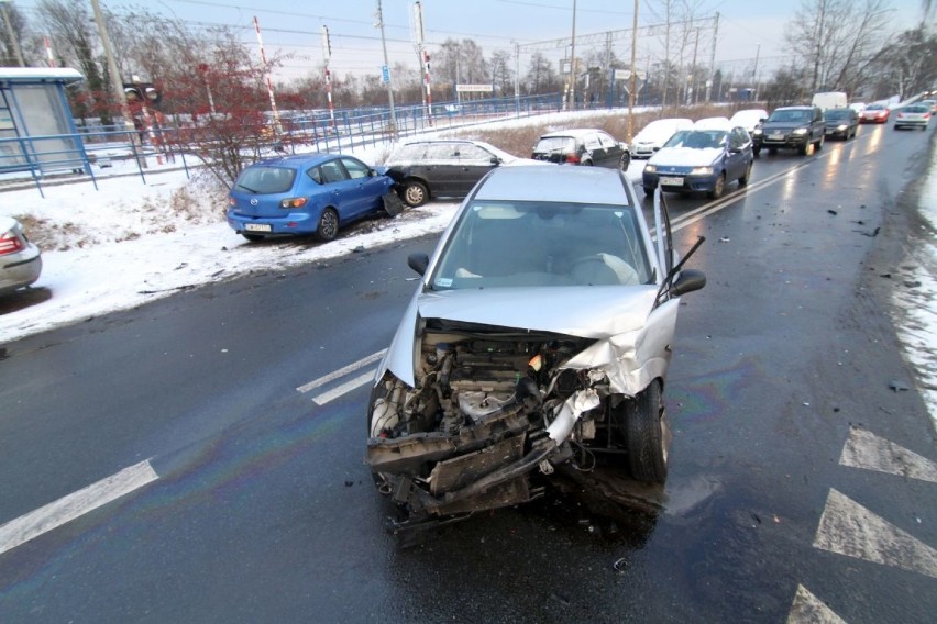 Wypadek z udziałem czterech aut na Żernickiej (ZDJĘCIA)