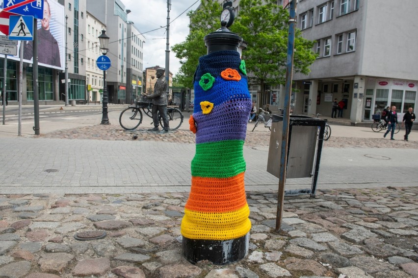 Ubieranie poznańskich hydrantów w biało-czerwone kubraki...