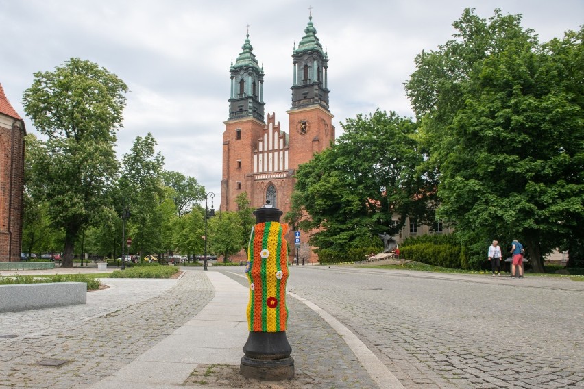 Ubieranie poznańskich hydrantów w biało-czerwone kubraki...