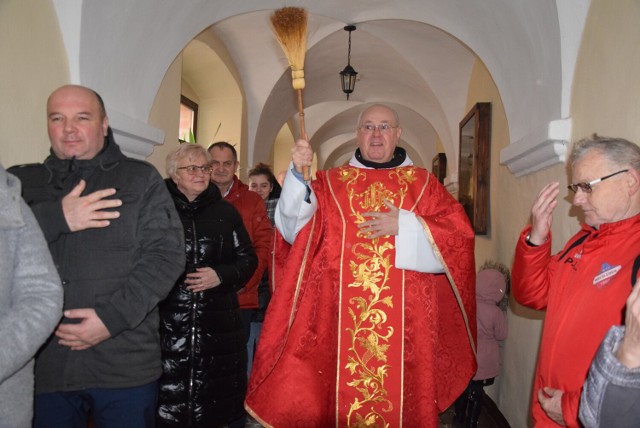 Wspomnienie św. Szczepana. Wierni rzucali owsem w gwardiana, który odejdzie z Warty