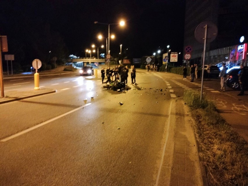 Wypadek w Radomiu. Na alei Grzecznarowskiego motocyklista zderzył się z samochodem osobowym