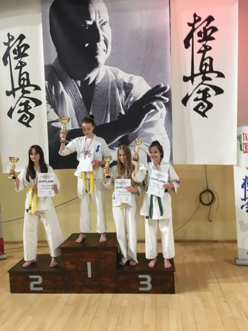 Katarzyna Pisarska z Przemyskiego Klubu Karate Kyokushin z brązowym medalem Mistrzostw Polski 