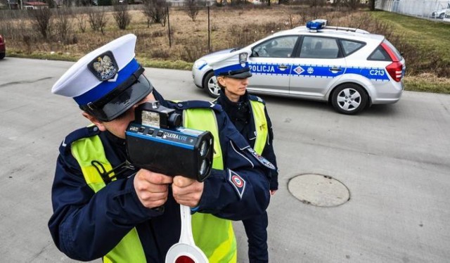 Pomiar wskazał 122 km/h, podczas gdy dopuszczalna prędkość, z uwagi na teren zabudowany, wynosiła 50 km/h!