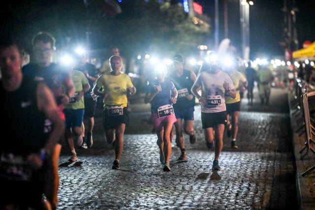 Bieganie tuż nad morzem w Gdyni w ciepłą, letnią noc ma wyjątkowy urok