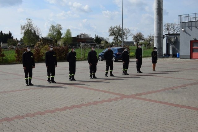 Rozkazy o nadaniu siedmiu strażakom wyższych stopni odczytał st. bryg. Janusz Woźniak, komendant powiatowy Państwowej Straży Pożarnej w Wąbrzeźnie